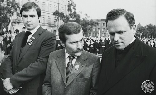 Jan Kułaj, Lech Wałęsa i ks. Henryk Jankowski uczestniczący w pogrzebie prymasa Wyszyńskiego, Warszawa, 28 maja 1981 r. Fot. z zasobu IPN