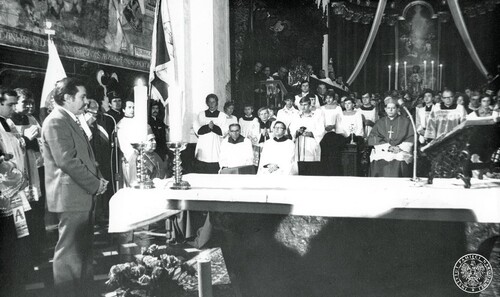 Lech Wałęsa przemawia na Mszy św. w katedrze w Gdańsku-Oliwie; po prawej siedzi prymas Józef Glemp, wrzesień 1981 r. Fot. z zasobu IPN