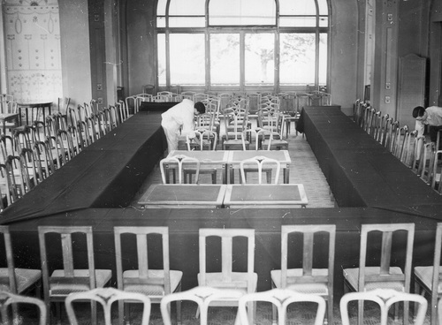Preparations of the hall in the Royal Hotel in Évian-les-Bain for the international conference on political refugees from Austria and Germany, July 1938 Photo: NAC