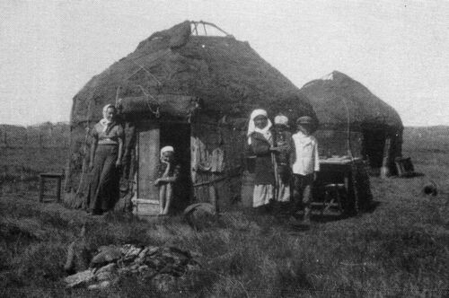 Więzieni na pustkowiu. Fot. ze zbiorów Komisji Historycznej Związku Sybiraków Oddział w Krakowie