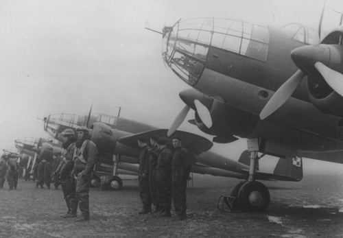 Załogi samolotów PZL-37 "Łoś" z 210 Dywizjonu Bombowego przy maszynach, 1939 r. Fot. ze zb. NAC