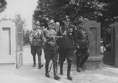 Gen. dyw. Juliusz Rómmel (drugi z lewej), minister spraw zagranicznych płk Józef Beck (drugi z prawej) oraz płk Leon Dunin-Wolski (pierwszy z prawej) udają sie na nabożeństwo w kościele 1 Pułk Szwoleżerów Józefa Piłsudskiego, 3 sierpnia 1939 r. Fot. ze zb. NAC