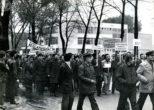 Demonstranci na ulicach Grudziądza. Na niesionych przez protestujących transparentach widoczne hasła, w tym m.in. „JEDNA POLSKA JEDNA REGLAMENTACJA”. Grudziądz, październik 1981 r. (fot. zasobu AIPN)