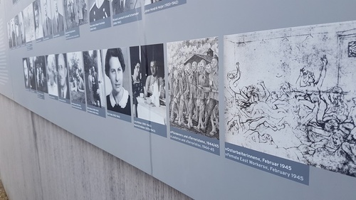 Część wystawy poświęconej zbrodniom w obozie Sachsenhausen. Na pierwszym planie rysunek przedstawiający śmierć więźniarek w komorze gazowej. Fot.: Marta Szczesiak-Ślusarek (IPN)