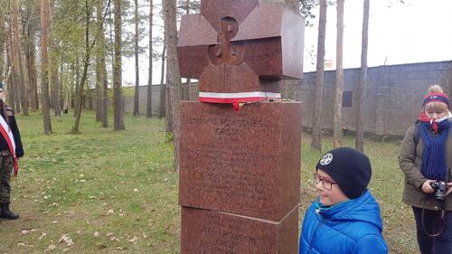 Pomnik poświęcony dowódcy AK gen. Stefanowi Roweckiemu ps. Grot na terenie obozu Sachsenhausen, gdzie został zamordowany między 2 a 7 sierpnia 1944 roku. Fot.: Marta Szczesiak-Ślusarek (IPN)