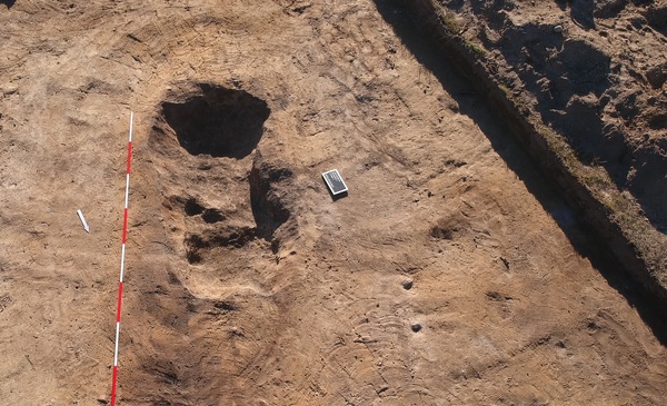 Krater jako rodzaj obiektu archeologicznego. Archeolog na miejscu katastrofy bombowca z okresu II wojny światowej