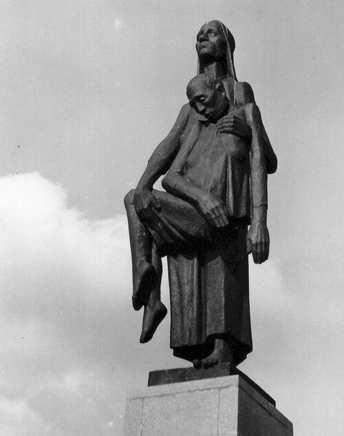 Ravensbrück. Pomnik „Tragende” (Niosąca) dłuta Willa Lammerta, stojący nad brzegiem jeziora Schwedt, do którego wrzucano prochy spalonych w krematorium ciał więźniarek