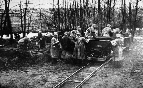 Więźniarki przy załadowaniu wagonu, ok. 1941 r.