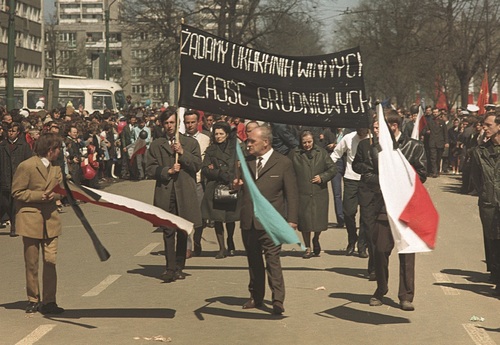 Żałobny protest 1 maja 1971 r. w Szczecinie. Fot. Jacek Fijałkowski