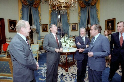 The Blue Room of the White House, 1981. The four presidents of the United States of America, the current Ronald Reagan and his predecessors: Jimmy Carter, Gerald Ford and Richard Nixon; on the right, the future president - George H. W. Bush. Photo: Wikimedia Commons/public domain