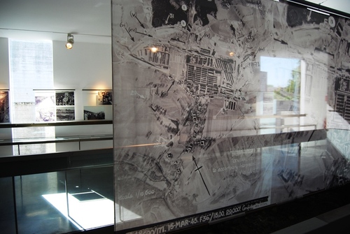 Fragment amerykańskiego zdjęcia lotniczego wykonanego w okresie II wojny światowej. Wystawa stała w Memorial Gusen. Fot. Tomasz Cieślak