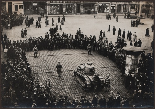 Francuski czołg Renault FT na rynku w Katowicach w dniu plebiscytu, 20 marca 1921 r. Ze zbiorów Archiwum Archidiecezjalnego w Katowicach