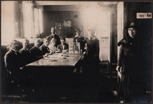 Jeden z katowickich, plebiscytowych lokali wyborczych. Ze zbiorów Archiwum Państwowego w Katowicach