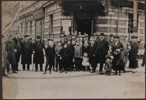 Grupa głosujących przed jednym z lokali wyborczych w Katowicach. Ze zbiorów Archiwum Państwowego w Katowicach