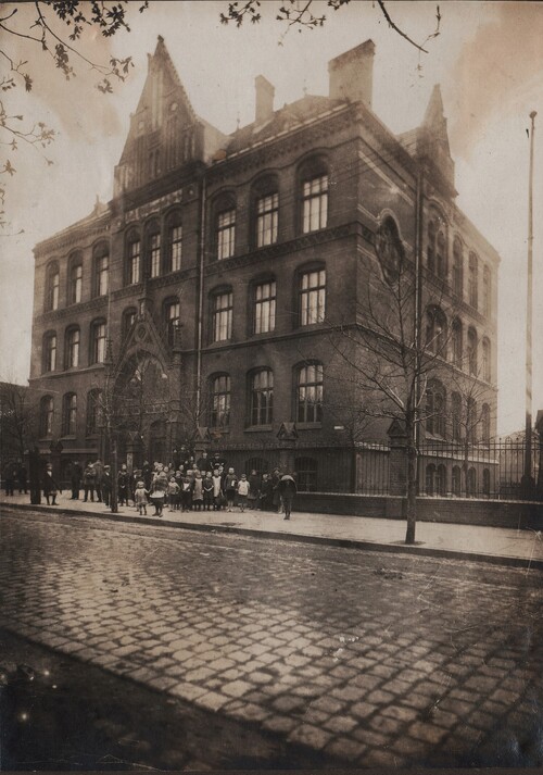 Siedziba powstańczej Naczelnej Władzy w Szopienicach (obecnie dzielnica Katowic) w okresie III Powstania Śląskiego (dziś VI LO im. Jana Długosza w Katowicach) – zdjęcie z 1921 r. Ze zbiorów Archiwum Archidiecezjalnego w Katowicach