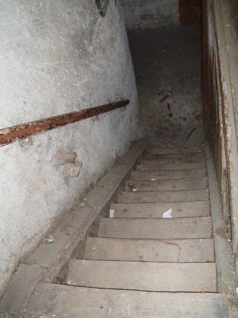 Wejherowo - dawna siedziba PUBP przy ul. Kopernika. Pomieszczenia piwniczne służyły do przetrzymywania aresztantów. Areszt z karcerem był małym, stale zawilgoconym pomieszczeniem pod schodami, z niewielkim świetlikiem. Fot. ze zbiorów własnych IPN