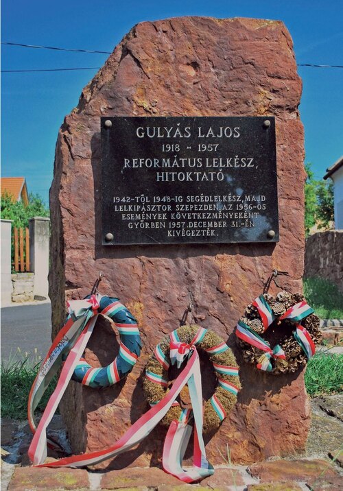 Kamień pamiątkowy z tablicą ku czci Lajosa Gulyása w Balatonszepezd. Fot. Wikimedia Commons