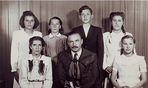 Lajos Gulyás z młodzieżą podczas konfirmacji, 1951 r. Fot. archiwum rodziny Gulyásów