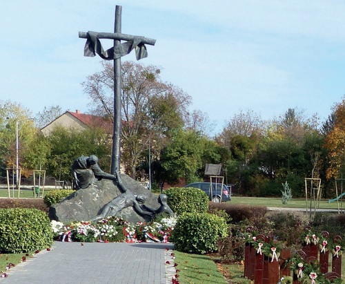 Pomnik ofiar komunistycznej masakry w Mosonmagyaróvárze w 1956 r. Fot. Wikimedia Commons/Andor Elekes