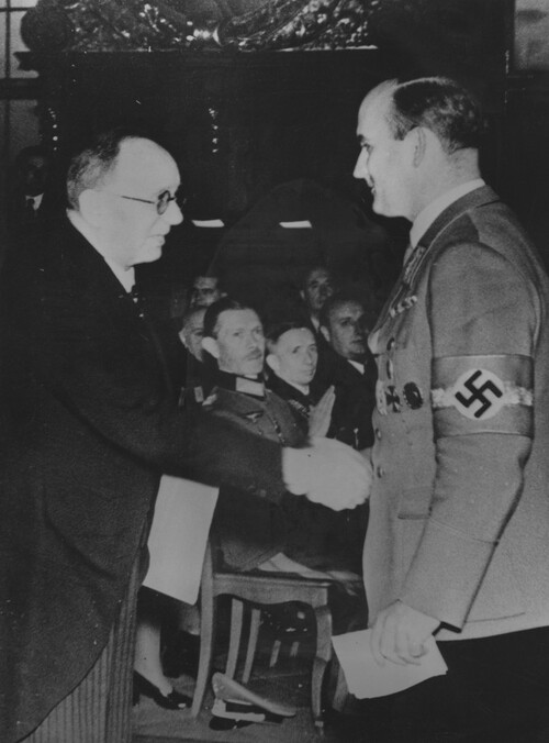 Wrocław (Breslau), gauleiter Dolnego Śląska Karl Hanke (z prawej) wręcza prof. Fritzowi Hoffmannowi (wynalazcy metody sztucznego otrzymywania kauczuku) nadany przez Hitlera "Medal Sztuki i Nauki Goethego", 1941. Ze zbiorów NAC