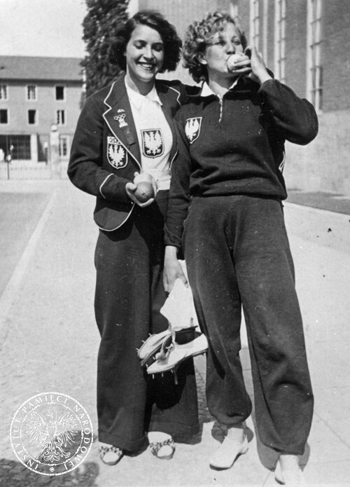 Maria Kwaśniewska i Jadwiga Wajsówna. Lekkoatletki, reprezentantki Polski na Olimpiadzie w Berlinie w 1936 r. Autor: nieznany. Berlin, sierpień 1936 r. (fot. z zasobu AIPN)