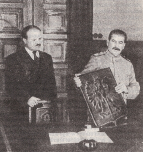 Wiaczesław Mołotow i Józef Stalin z brązowym godłem Rzeczypospolitej Polskiej otrzymanym od delegacji Warszawy, listopad 1944 r. Fot. Wikimedia Commons