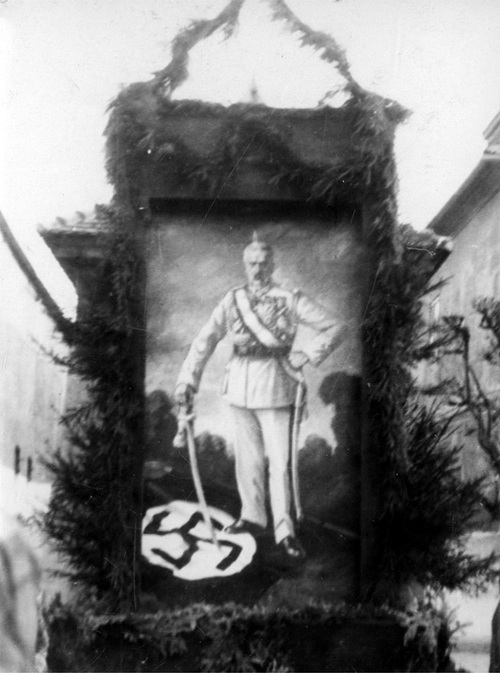 Portret Józefa Piłsudskiego umieszczony na rynku w Bochni podczas uroczystości z okazji imienin Marszałka, 19 marca 1933 r. Fot. ze zbiorów NAC