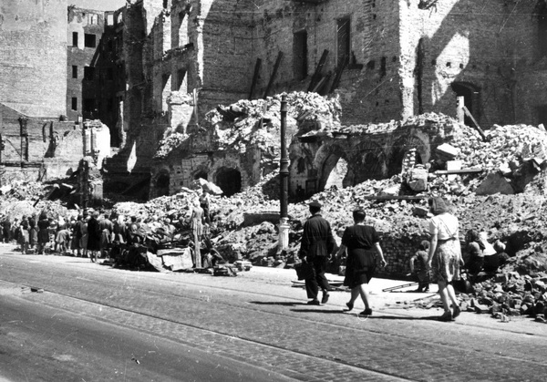 Powojenna Polska oczami obieżyświata. O <i>Between Fear and Hope</i> Szmuela Lejba Sznajdermana