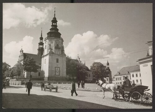 Katedra pw. Wniebowzięcia Najświętszej Maryi Panny w Kielcach i plac przed nią, fotografia z 1936 r. Ze zbiorów BN - polona.pl (autor: Henryk Poddębski)