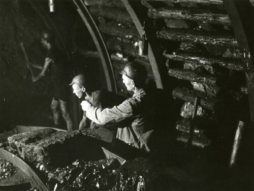 Górnicy podczas pracy przy wyrębie węgla na wyrobisku, ok. 1948 r. Zbiory Muzeum Górnictwa Węglowego w Zabrzu