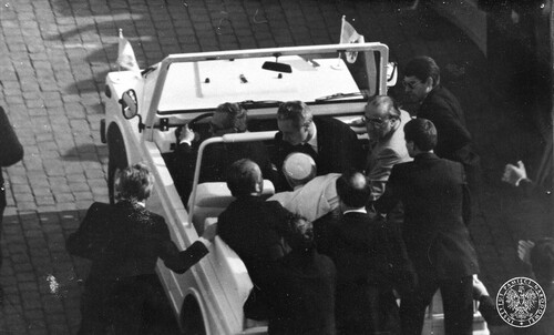 Odjazd <i>papamobile</i> z ciężko rannym w wyniku zamachu Janem Pawłem II z Placu Św. Piotra. Watykan, 13 maja 1981 roku. Fot. z zasobu IPN