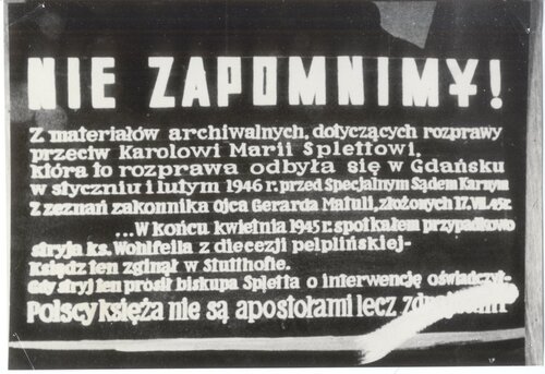Zdjęcie tablicy przywołującej rzekomą wypowiedź biskupa Carla Marii Spletta: „Polscy księża nie są apostołami, lecz zdrajcami”.