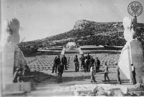 Widok na wejście do Polskiego Cmentarza Wojennego u stóp Monte Cassino (fot. IPN)