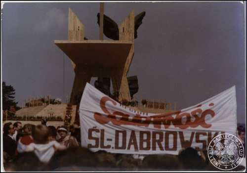 Wierni przed ołtarzem polowym. Na pierwszym planie widoczny transparent z napisem „Region Solidarność Śl.-Dąbrowski”.