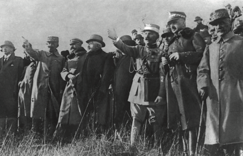 Grupa mężczyzn (część z nich w przedwojennych mundurach Wojska Polskiego i armii francuskiej) stojąca w szeregu