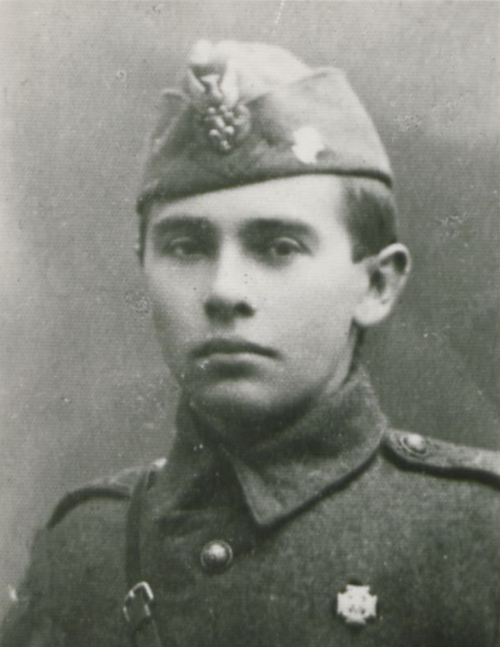 Zdjęcie młodego mężczyzny w mundurze harcerskim z 1920 roku (fot. Kujawsko-Pomorska Biblioteka Cyfrowa/Towarzystwo Miłośników Wilna i Ziemi Wileńskiej)