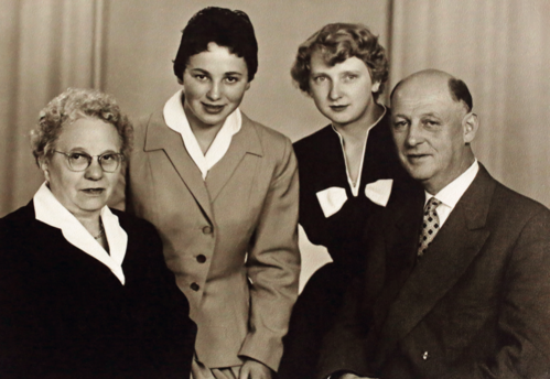 Fotografia przedstawiająca trzy kobiety i mężczyznę wspólnie pozujących do zdjęcia