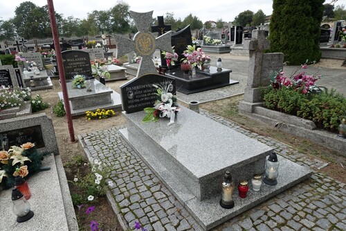 Współczesne zdjęcie grobu Józefa Dudaczyka, Stanisława Kina i Zygmunta Piechocińskiego. Elementem nagrobka jest krzyż wojskowy z wizerunkiem godła państwowego.