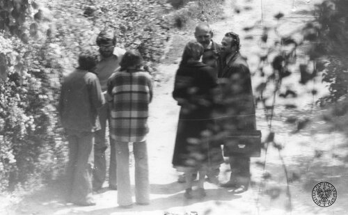Grupa sześciu osób, kobiet i mężczyzn, stojących na parkowej alejce.