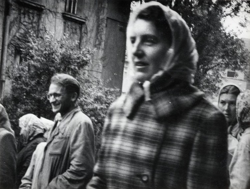Grupa osób na ulicy, na pierwszym planie twarz kobiety w młodym wieku