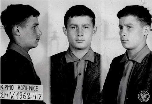Zdjęcie sygnalityczne, to jest więzienne, złożone z trzech ujęć: z prawego profilu, z przodu twarzy i z lewego profilu. Na zdjęciu jest bardzo młody mężczyzna, o ciemnych, lekko podgolonych włosach, ubrany w zapiętą pod szyją koszulę i w marynarkę. W lewym dolnym rogu zdjęcia tabliczka o treści: „K.P. MO KOZIENICE 24 V.1962 47”.