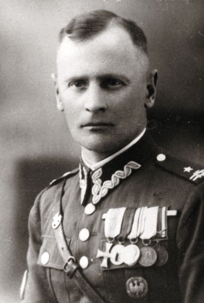 Popiersie mężczyzny w mundurze oficera Wojska Polskiego, z orderami na piersi.