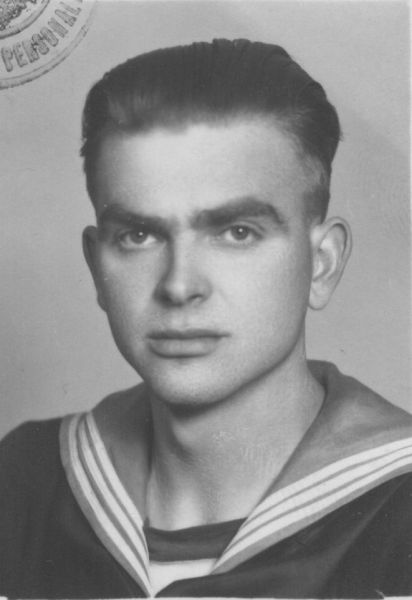 Fotografia typu legitymacyjnego przedstawiająca Stefana Półrula w mundurze marynarskim.