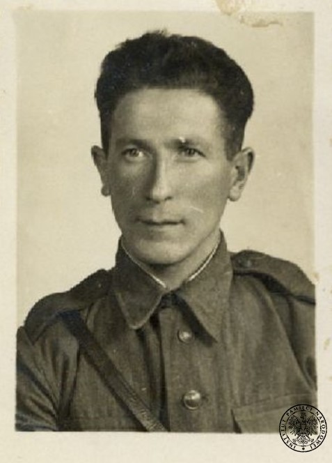 Fotografia portretowa mężczyzny w mundurze, o pociągłej twarzy i lekko odstających uszach.