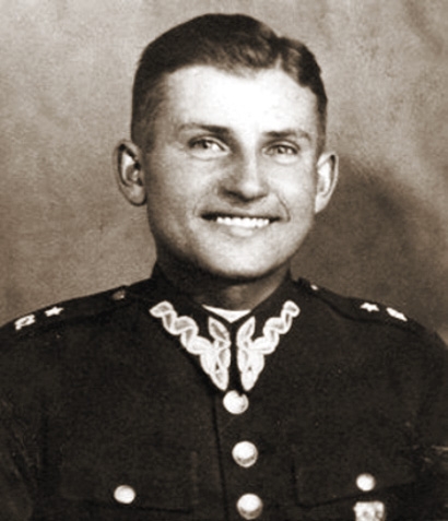 Zdjęcie portretowe młodego uśmiechniętego mężczyzny w mundurze
