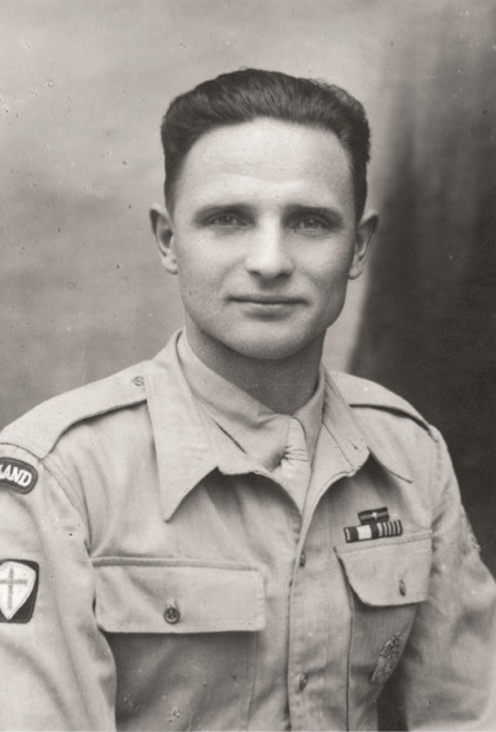 Na fotografii portretowej w mundurze st. strz. Sergiusz Czernobaj z 4. kompanii 16. Lwowskiego Batalionu Strzelców; na lewej kieszeni widoczna odznaka pamiątkowa.