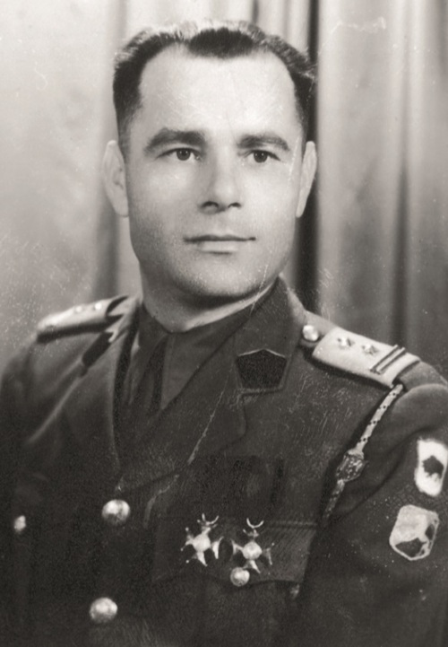 Na fotografii portretowej w mundurze ppłk Andrzej Stańczyk – dowódca 16. Lwowskiego Batalionu Strzelców, 1944 r.; po wojnie powrócił do Polski.; na mundurze widoczne Ordery Wojenne Virtuti Militari IV i V klasy oraz norweski krzyż naramienny.