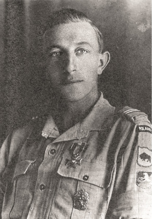 Na fotografii portretowej w mundurze kapral sanitariusz Ludwik Nowiński z 17. Lwowskiego Batalionu Strzelców; na koszuli widoczny jest Order Wojenny Virtuti Militari V klasy, na lewej kieszeni odznaka pamiątkowa, a na lewym ramieniu odznaka rozpoznawcza 6. Lwowskiej Brygady Piechoty.