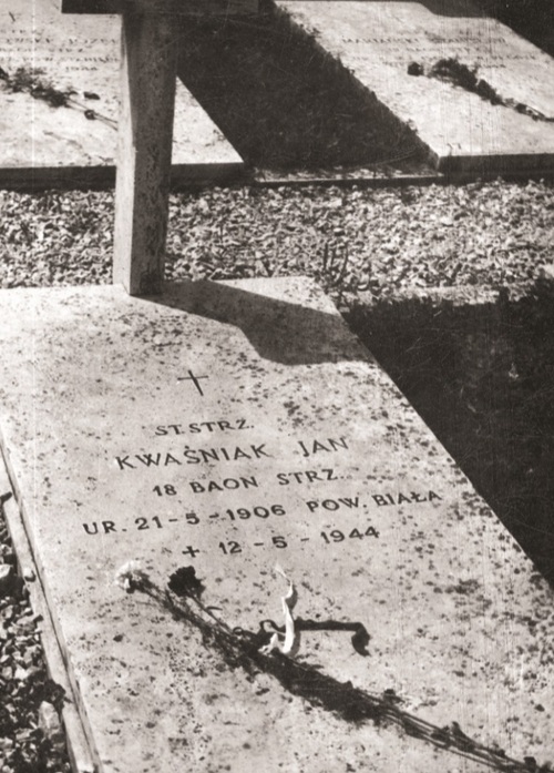 Grób st. strz. Jana Kwaśniaka z 18. Lwowskiego Batalionu Strzelców na Polskim Cmentarzu na Monte Cassino. W szeregu grobów widoczna płasko ułożóna kamienna płyta oraz dolna czesc krzyża.