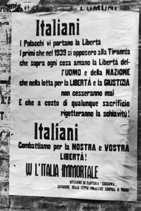 Plakat podpisany przez 5 Kresową Dywizję Piechoty skierowany do Włochów - Bolonia, 21 kwietnia 1945 r. Fot. NAC <i>Polacy przynoszą wam wolność. Pierwsi, który w 1939 roku sprzeciwili się tyranii, którzy nade wszystko kochają wolność człowieka i narodu, którzy w walce o wolność i sprawiedliwość nigdy nie ustają. I którzy za cenę wszelkich poświęceń odrzucają niewolę! Walczymy o naszą i waszą wolność.</i>